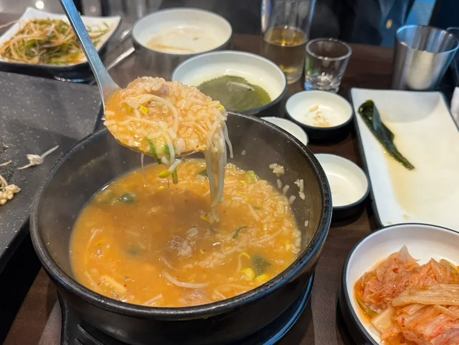 구워진 소고기와 함께 놓인 된장술밥