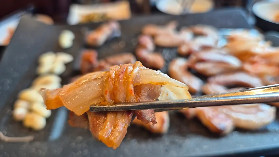 볶은 김치와 함께 먹는 장작구이