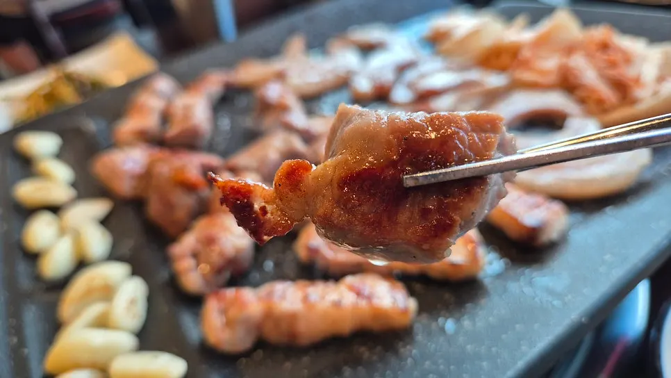 장작향이 배인 돼지고기 구이 마무리 컷