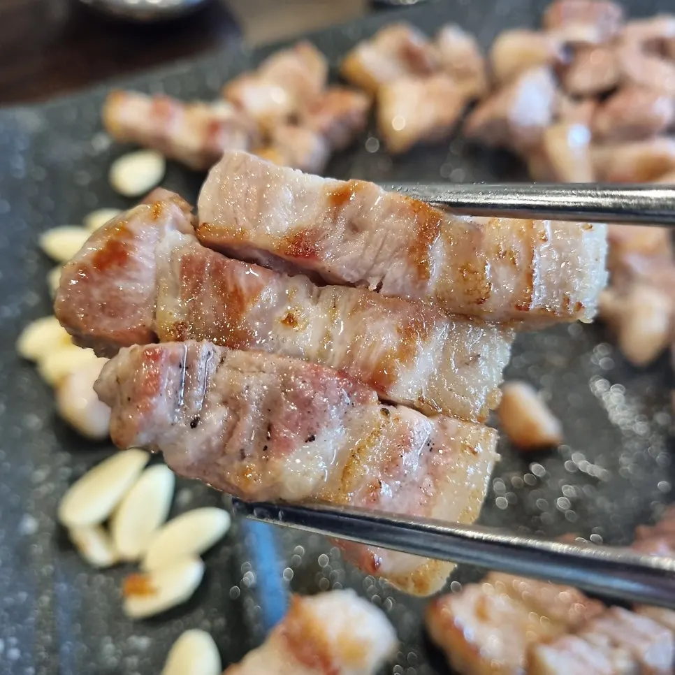 Wood-fire pre-seared meat with golden-browned surface