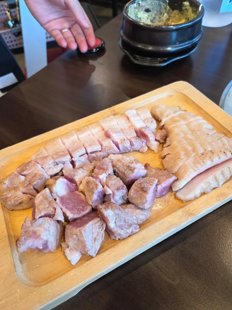계란찜과 쌈채소가 놓인 밑반찬 상차림
