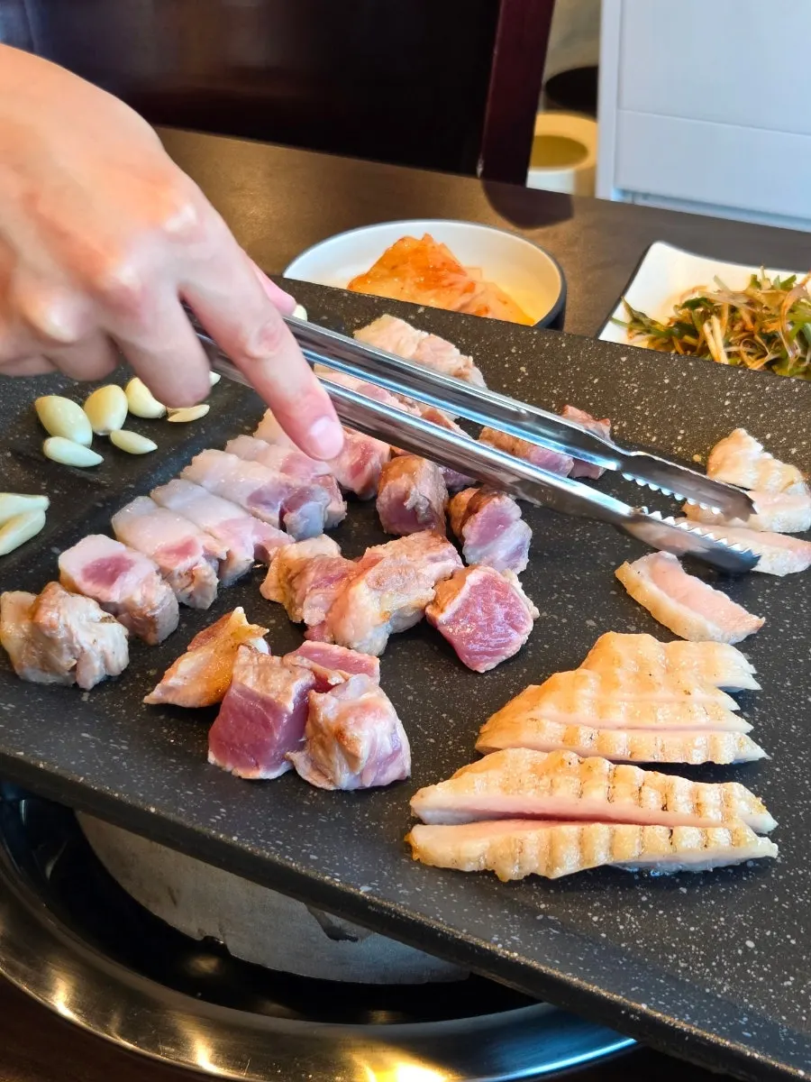 불판 위에 올라간 참나무 초벌 고기