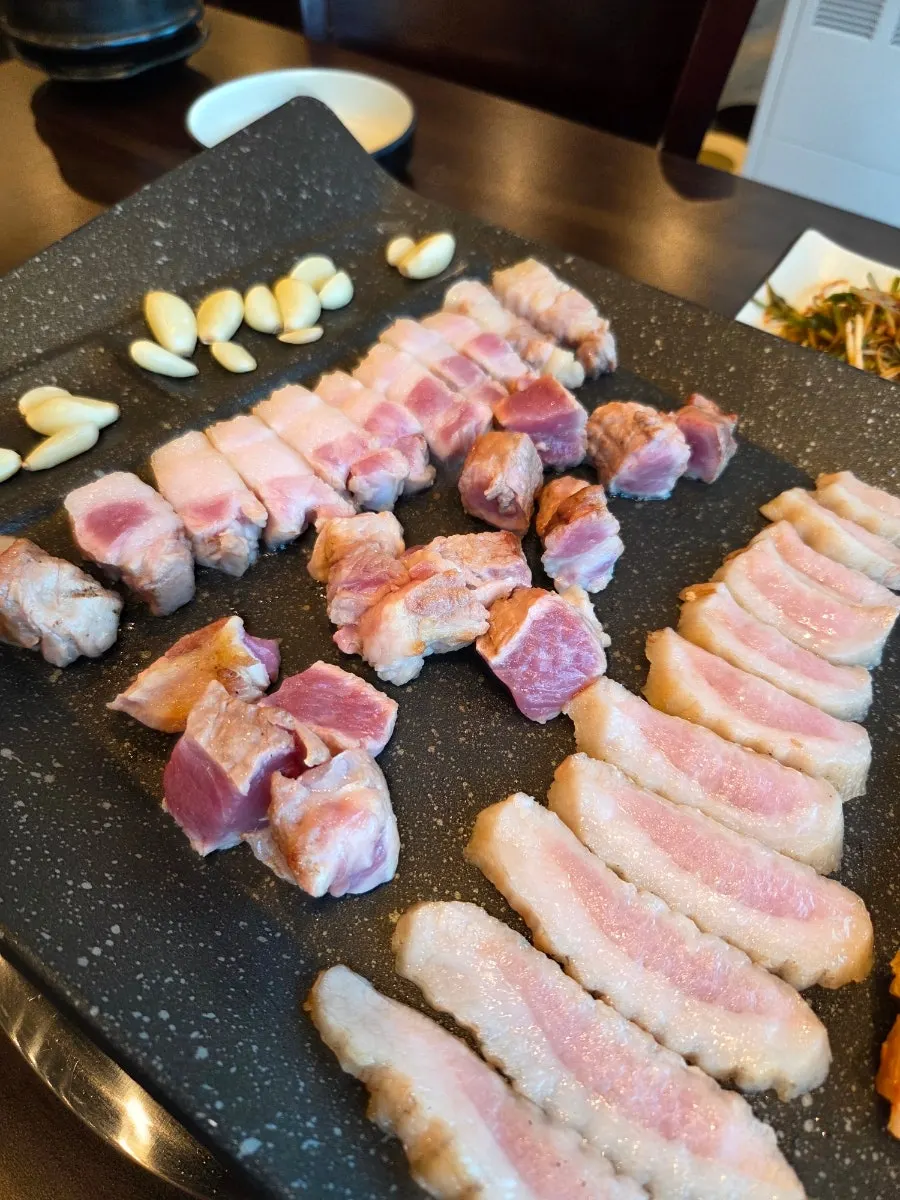직원이 테이블에서 구워주는 그릴링 서비스