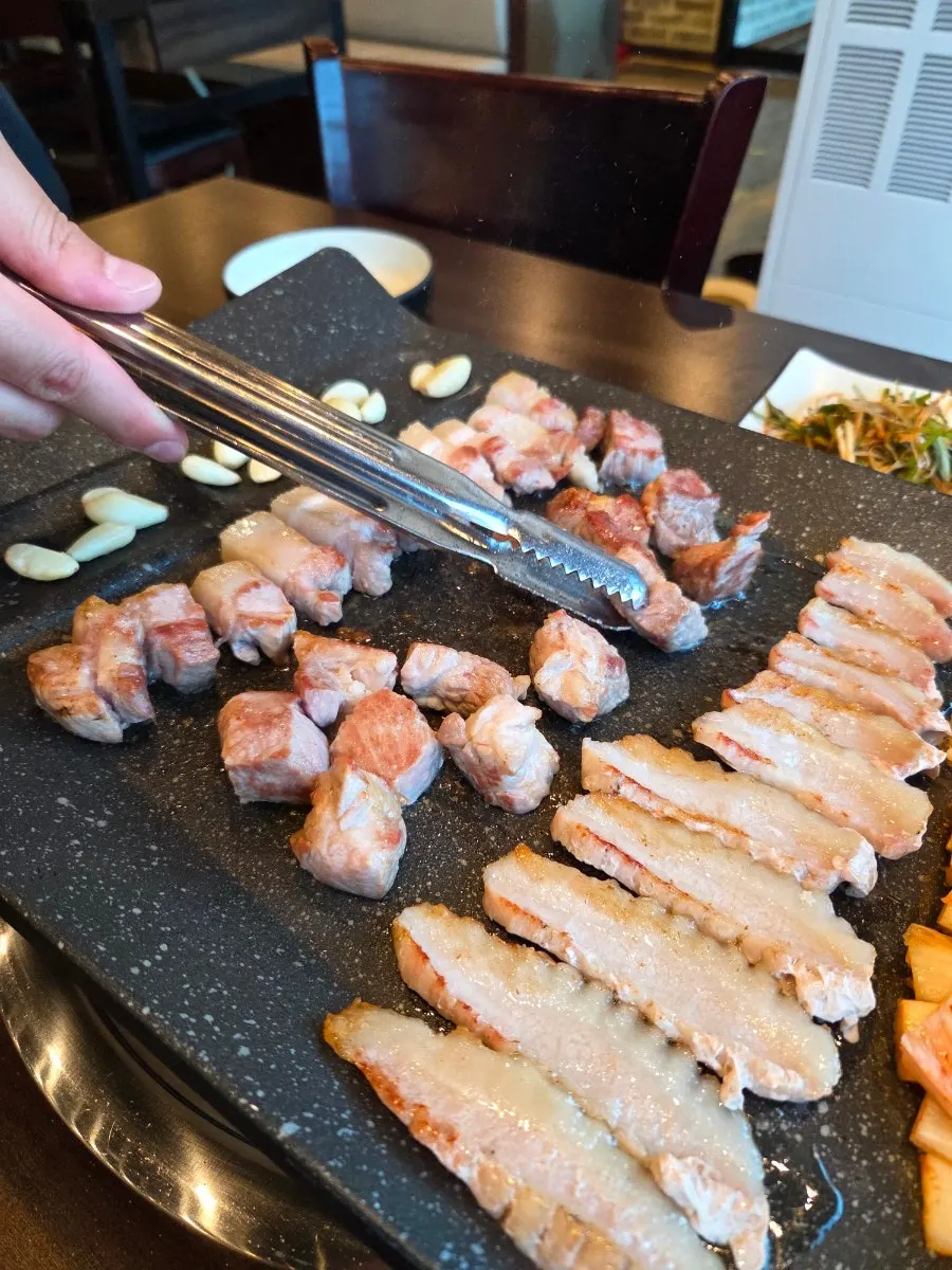 노릇하게 구워진 장작구이 고기