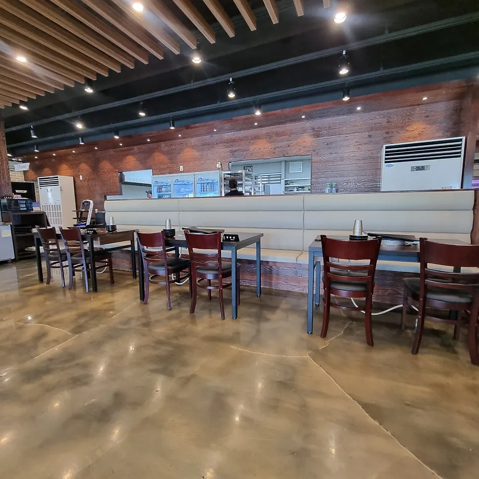 Spacious interior of Hwassi2192 Nam-Yeoju Branch 2