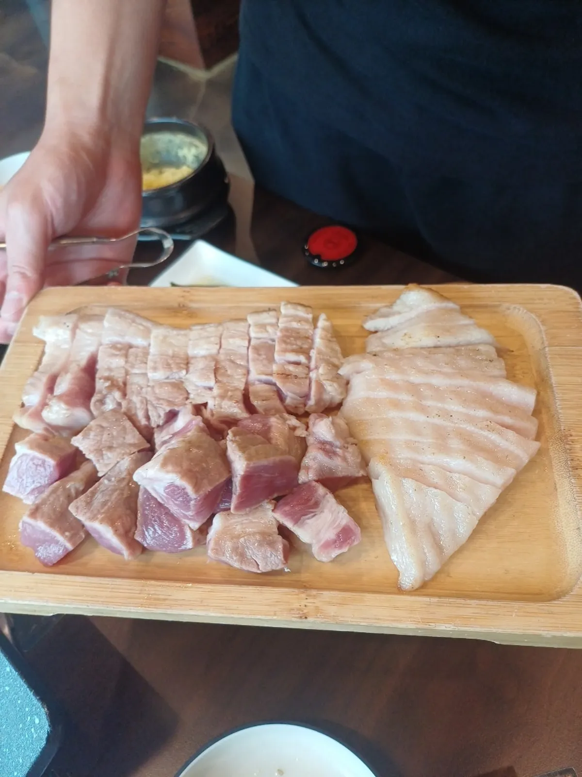 Oak-fired pork grilling on the tabletop pan at Hwassi2192 Nam-Yeoju Branch 2