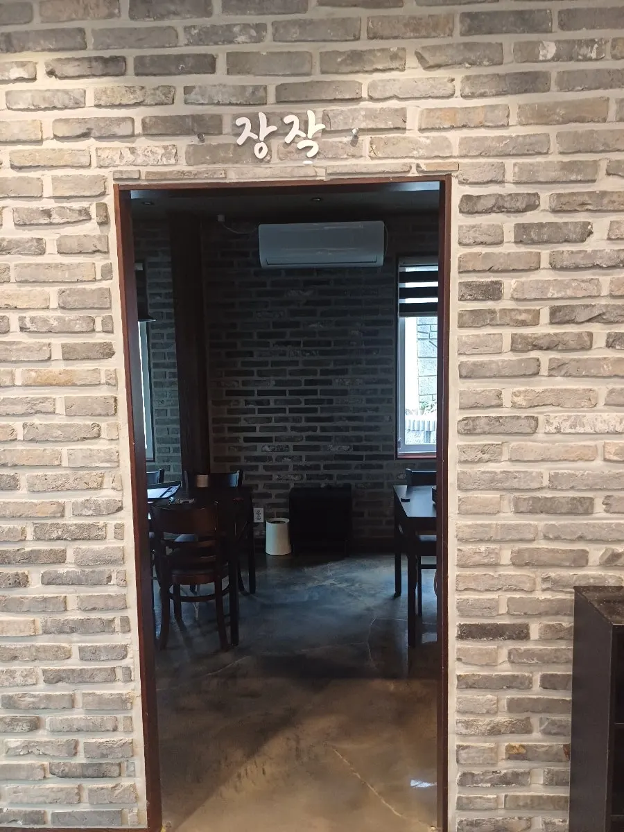 Table and grill seating at Hwassi2192 Nam-Yeoju Branch 2