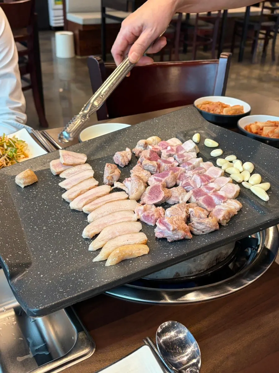 참나무 불가마에서 초벌해 나온 고기