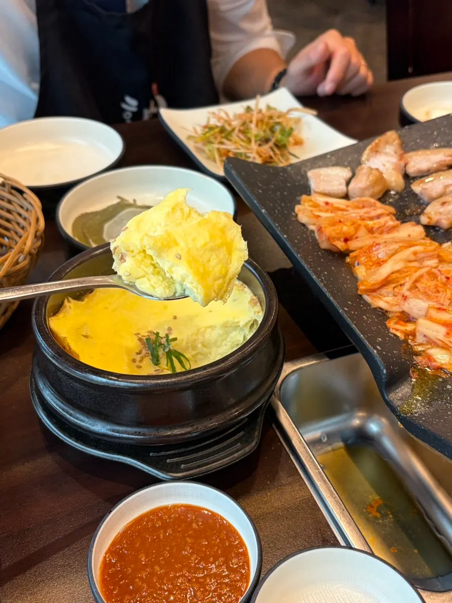 소스 없이 집어 든 초벌 고기 한 점