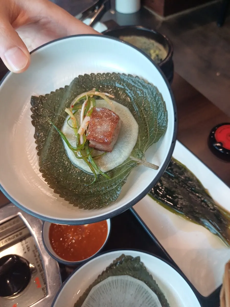 Perilla leaves and pickled radish layered one sheet at a time