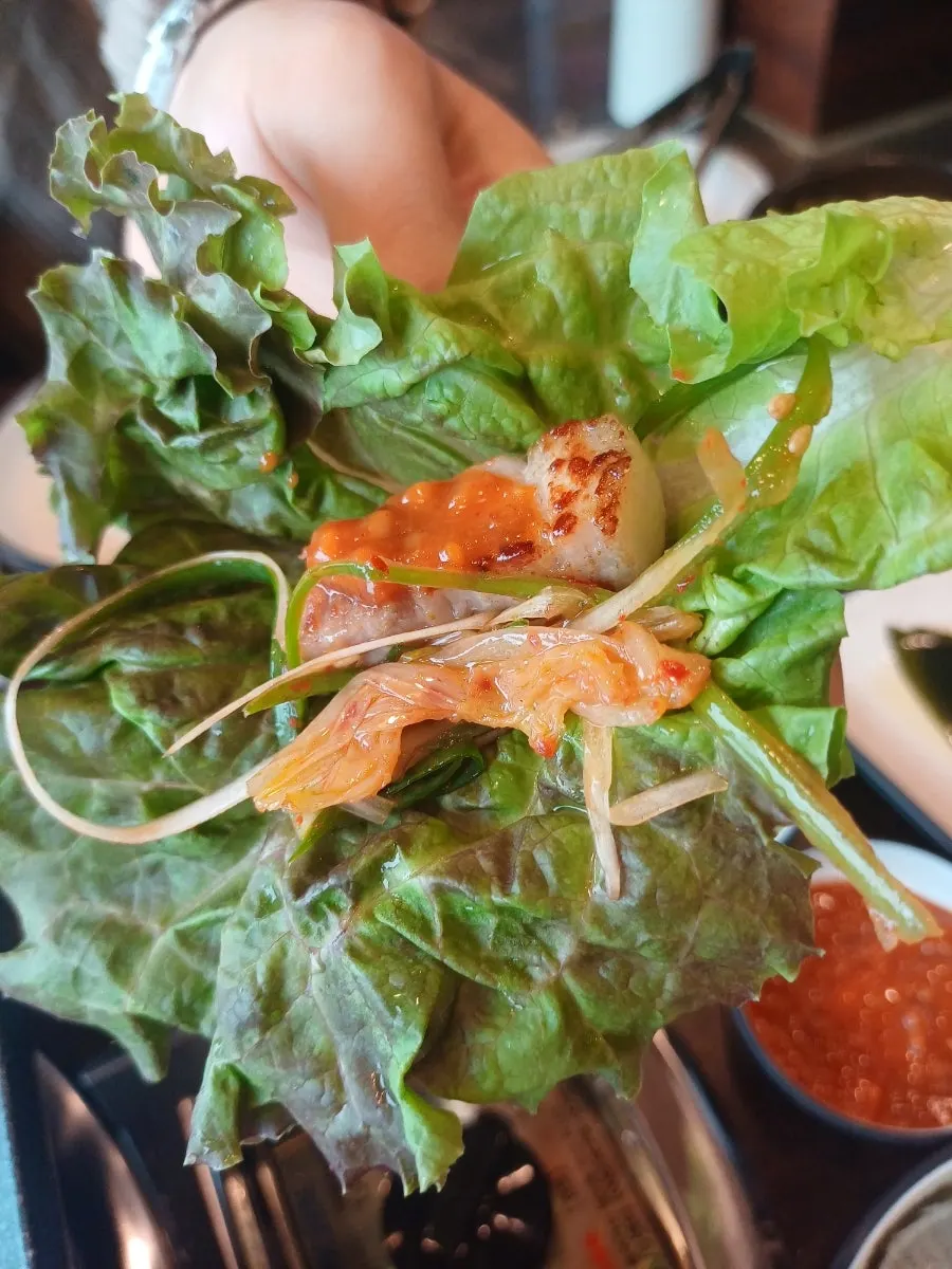 Lettuce wrap with meat and shredded green onion