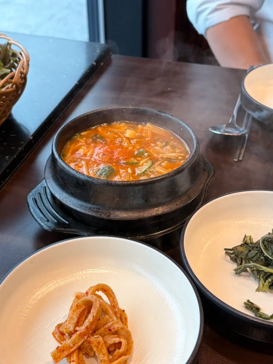 세 가지 부위를 함께 담은 접시