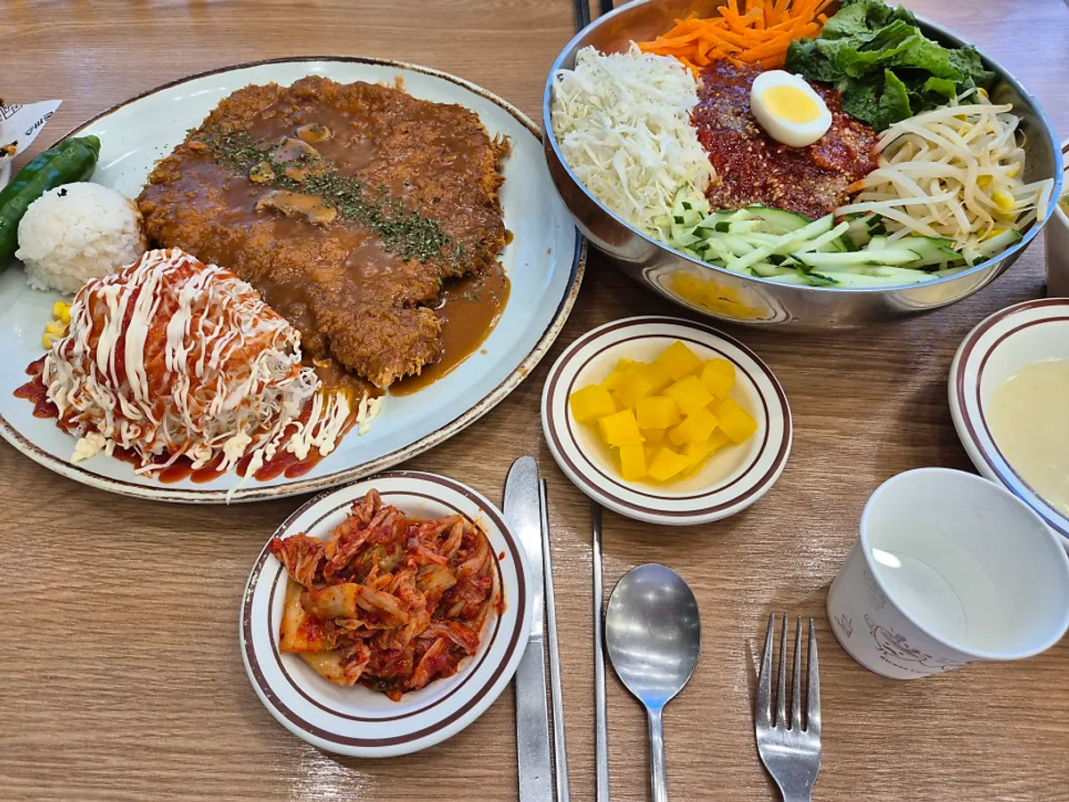 왕돈까스와 쫄면, 고추튀김을 함께 차린 테이블