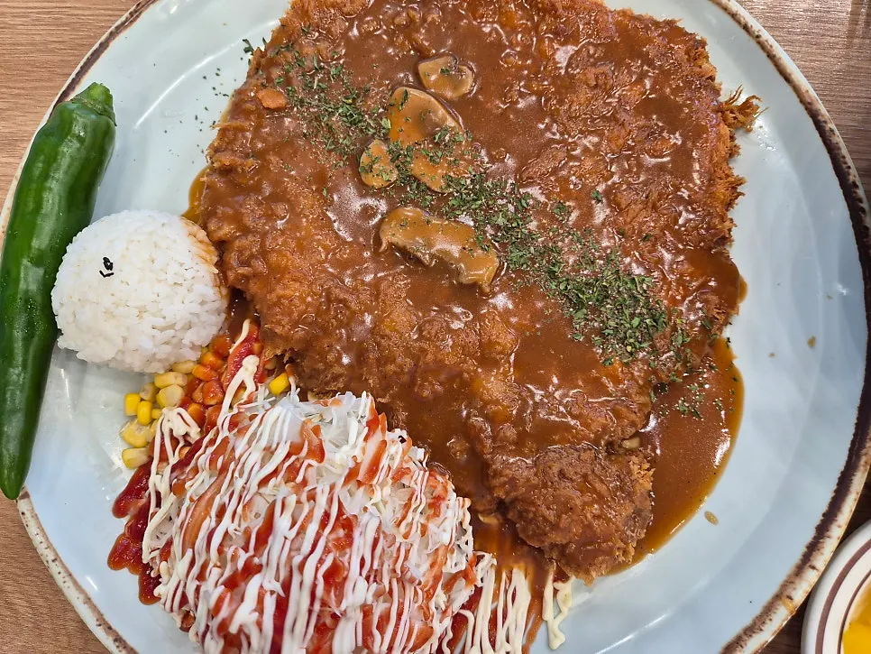 여러 메뉴가 함께 놓인 진심왕돈까스 식사 상