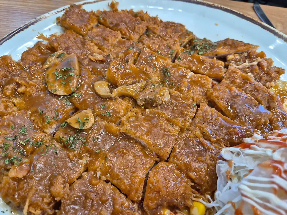 큼직한 크기의 진심왕돈까스 한 접시