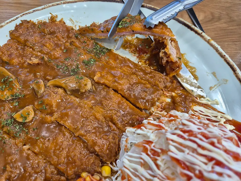 소스를 곁들인 왕돈까스 단면