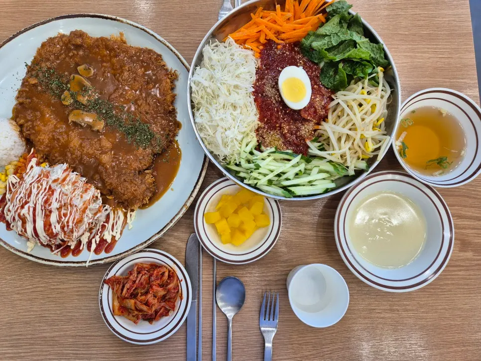 식사 중인 매장 테이블