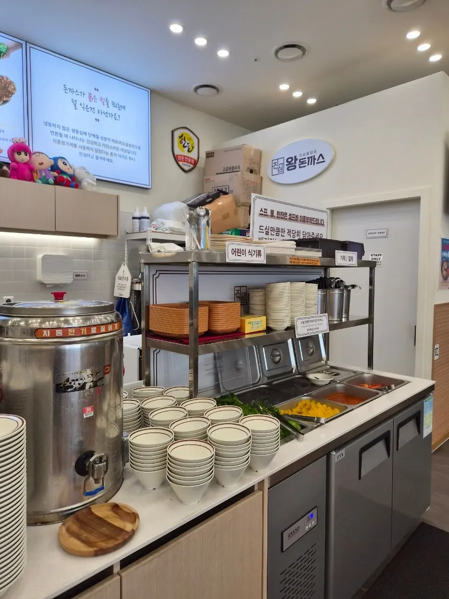 우동장국과 스프, 반찬이 놓인 셀프바