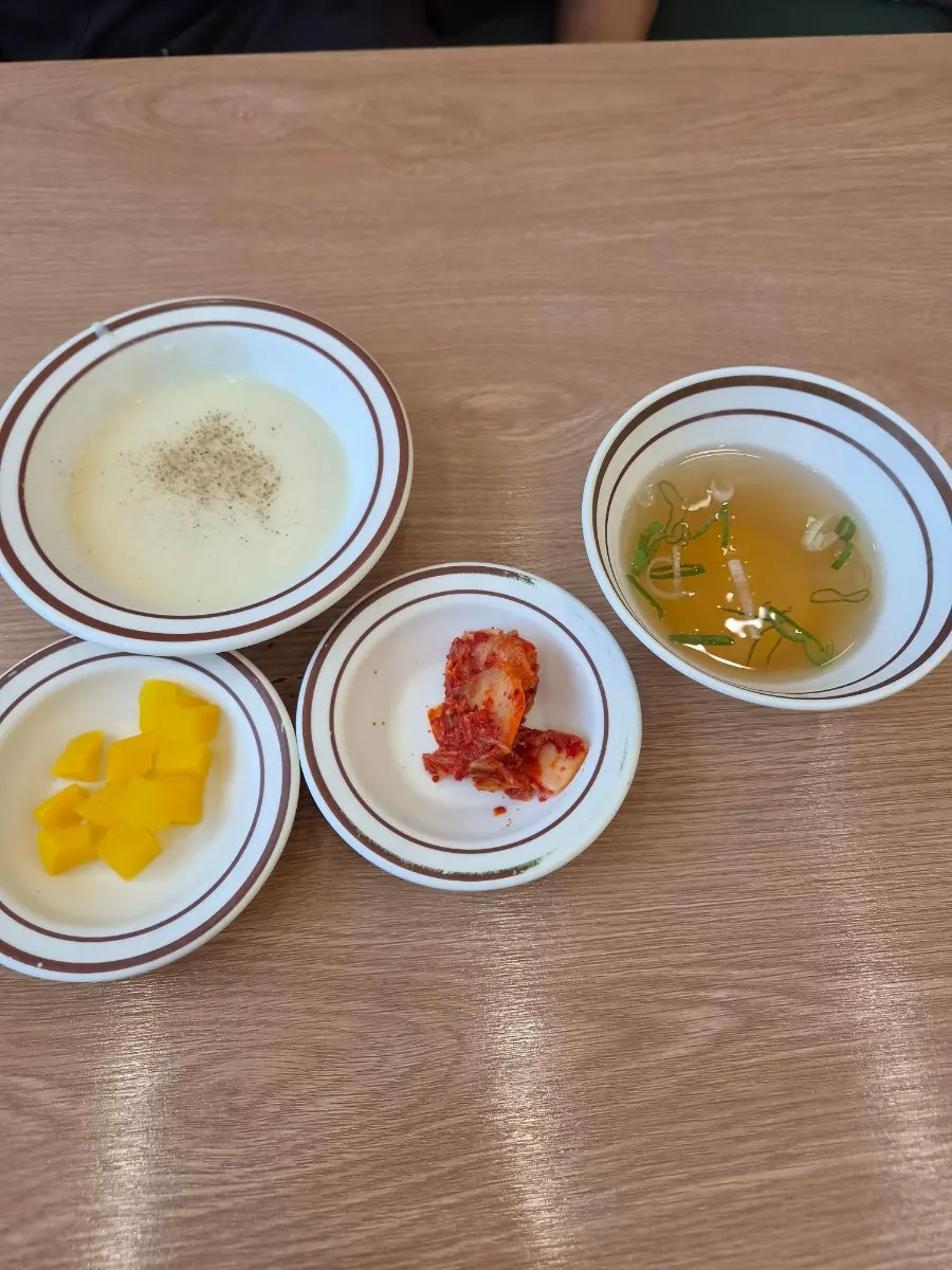 먼저 가져다 먹은 뜨끈한 스프와 우동국물