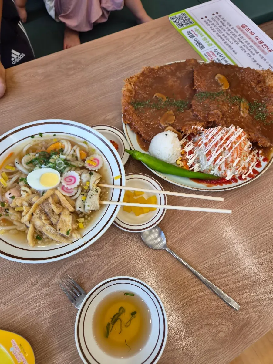 접시를 덮을 만큼 큰 더블왕돈까스