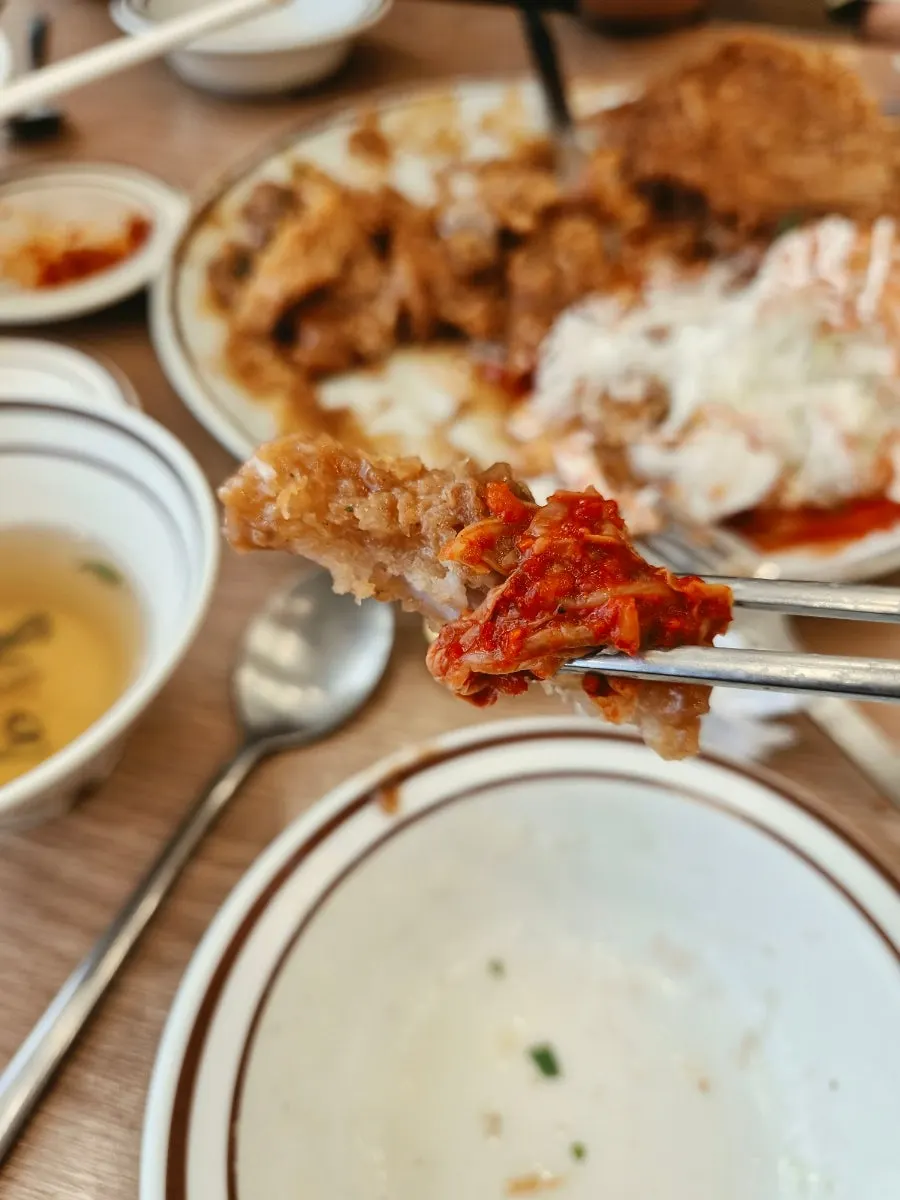묵은지 김치와 함께 먹는 경양식 왕돈까스