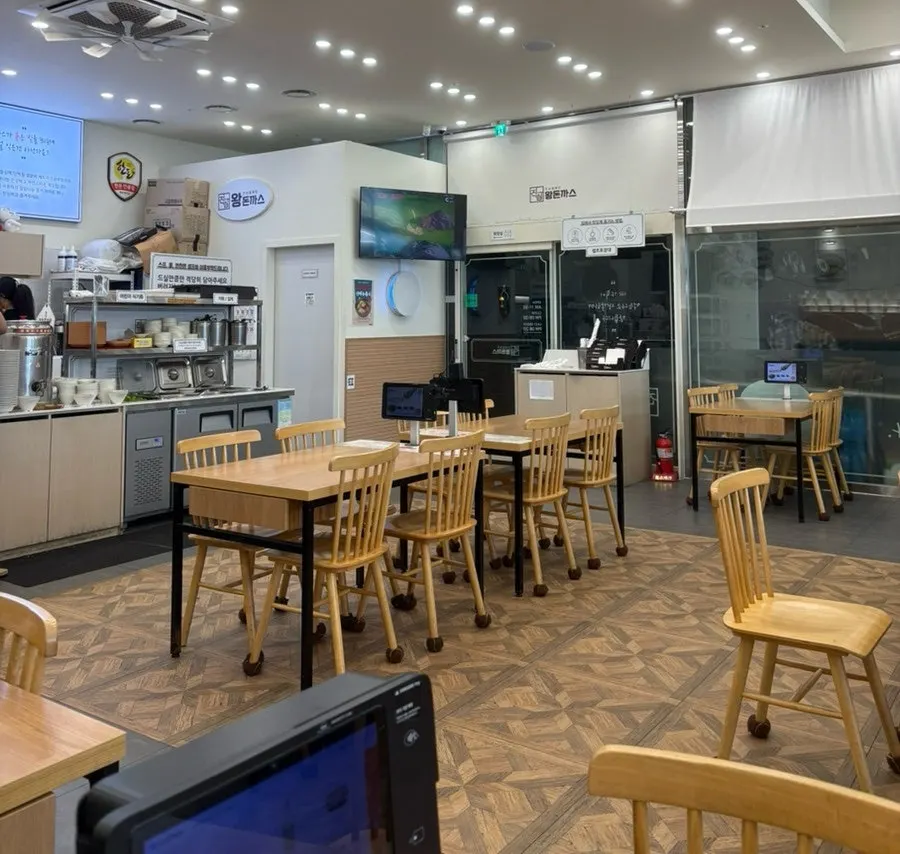 돈까스와 칼국수, 쫄면, 냉면이 적힌 메뉴판