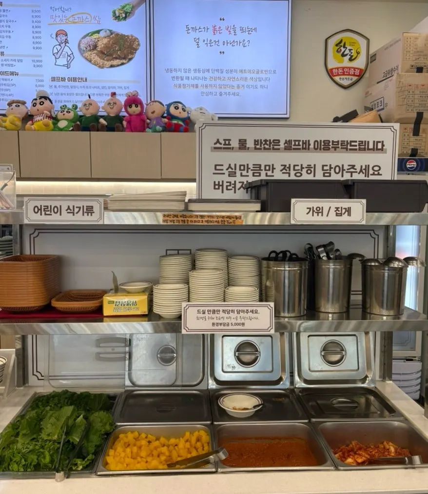 점심시간 손님이 많은 매장 내부