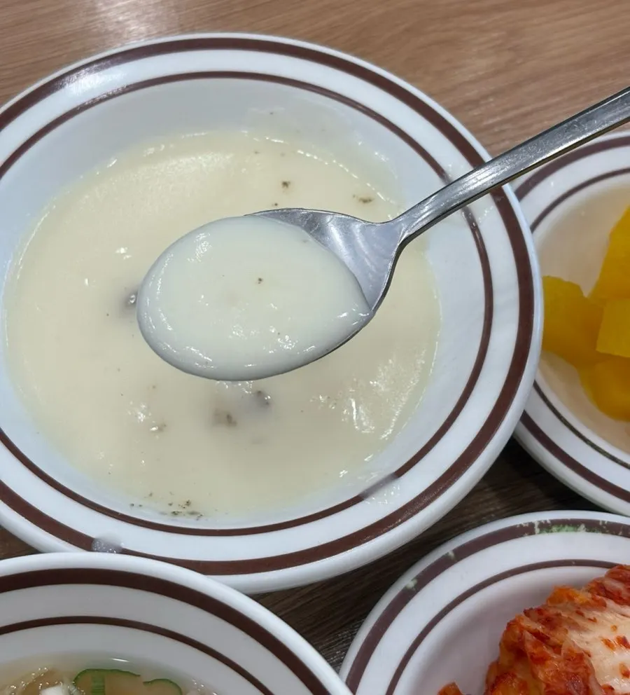 주문한 진심왕더블돈까스 세팅 전 테이블