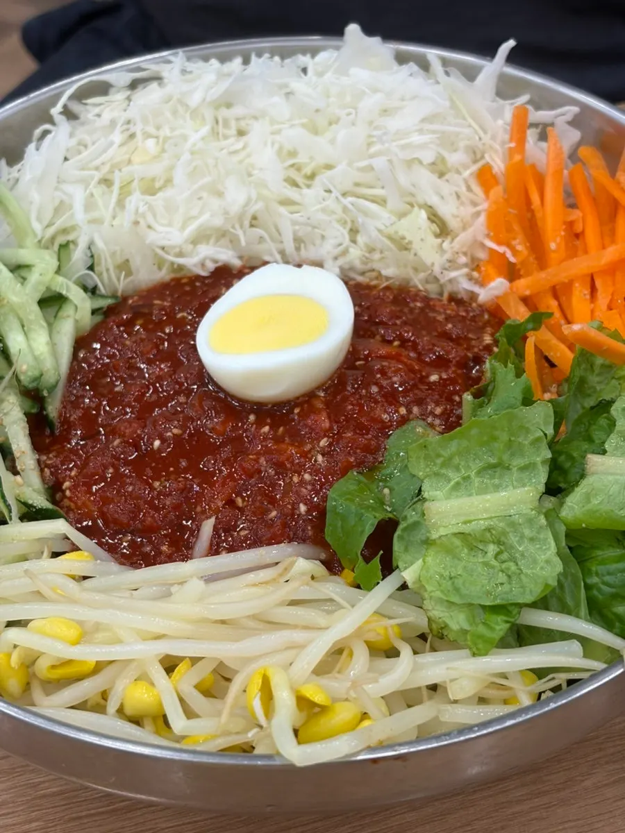 음식을 실어 나르는 서빙 로봇