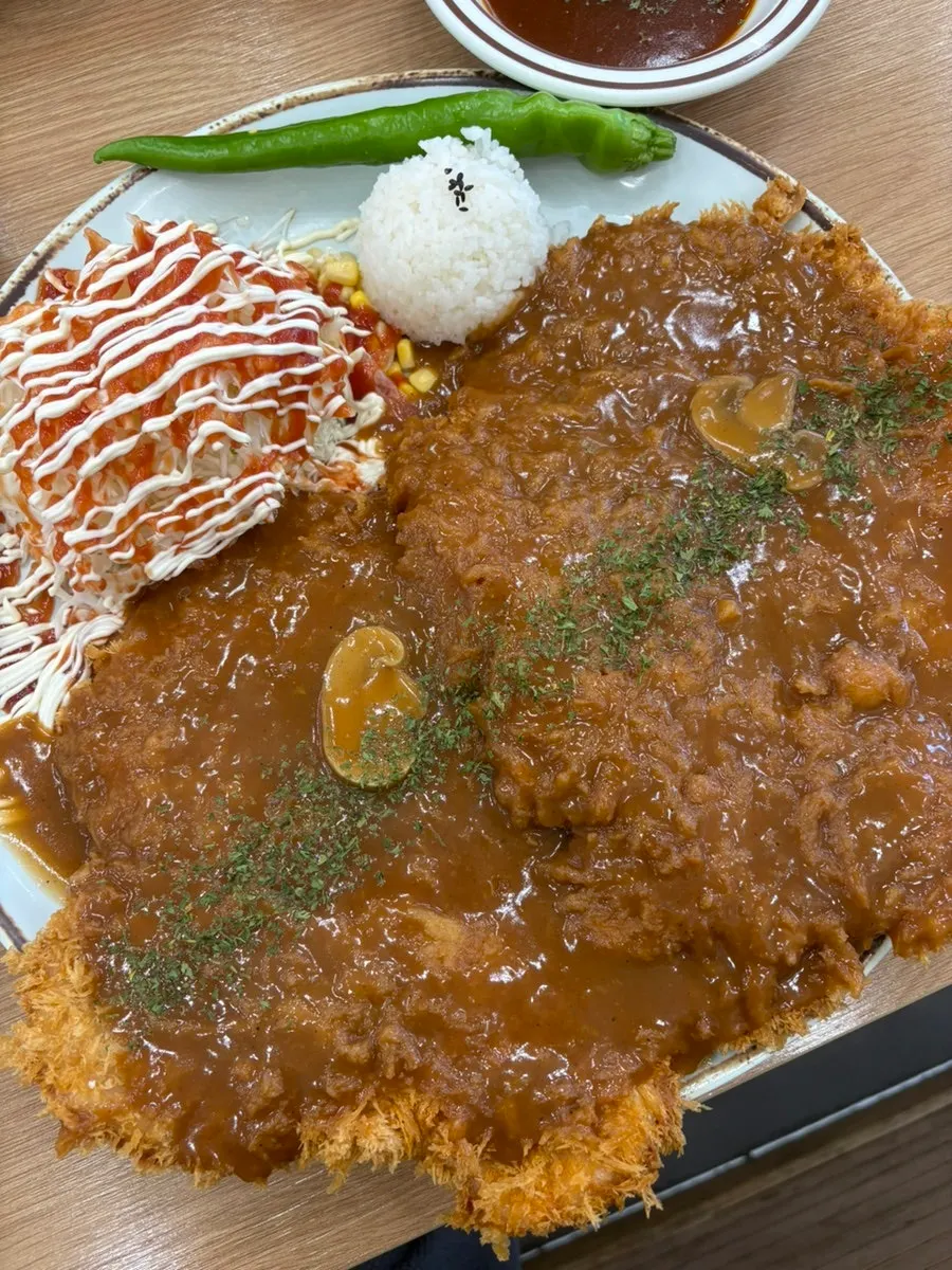 야채가 가득 올라간 왕쫄면