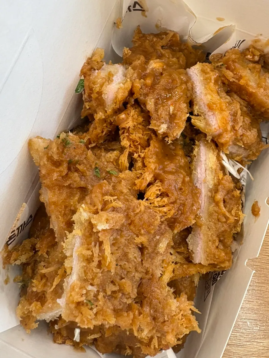 남은 돈까스를 담은 셀프포장 용기