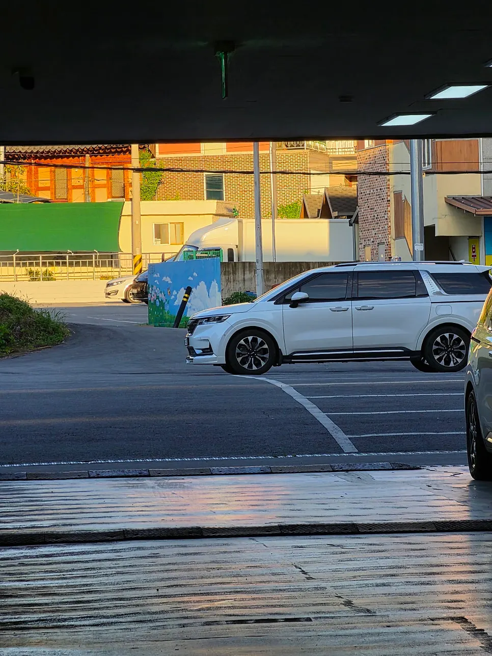 Building parking lot at Jinsim Wang Donkkasu Hwasun branch