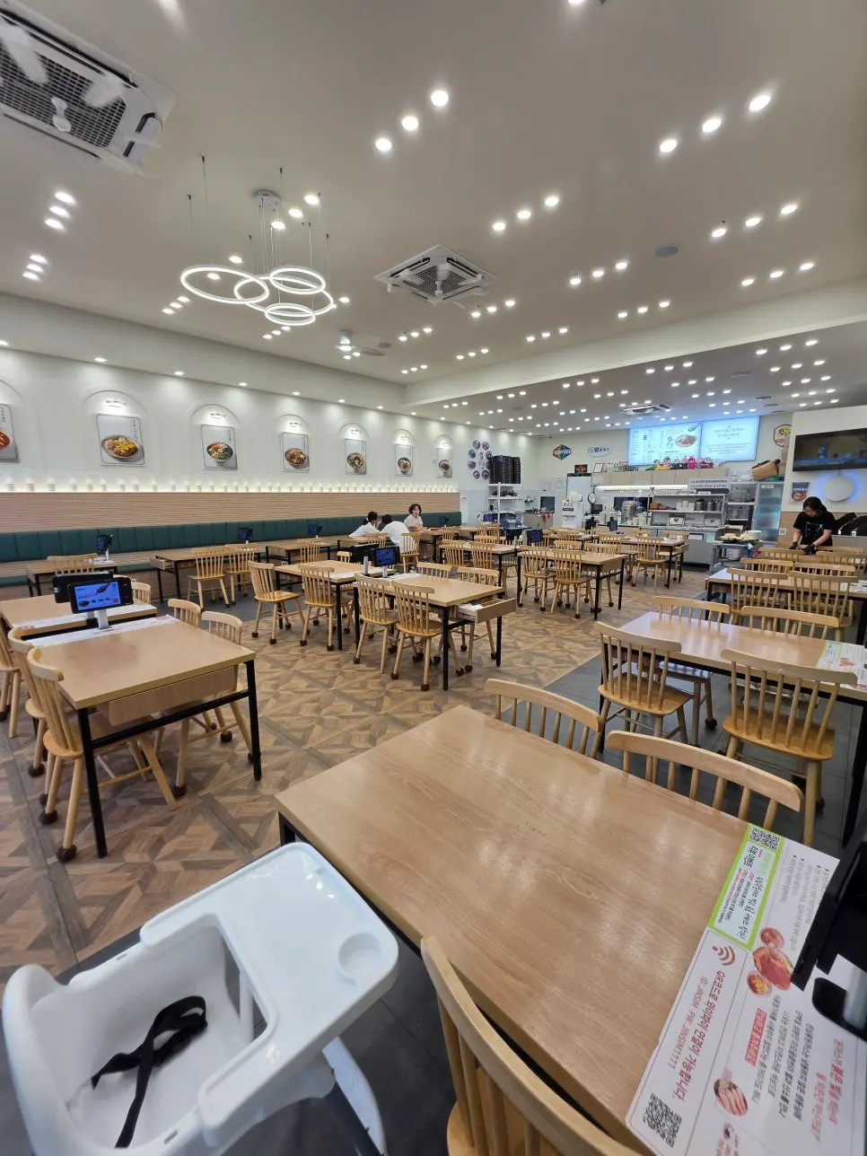 Spacious dining hall inside Jinsim Wang Donkkasu Hwasun branch