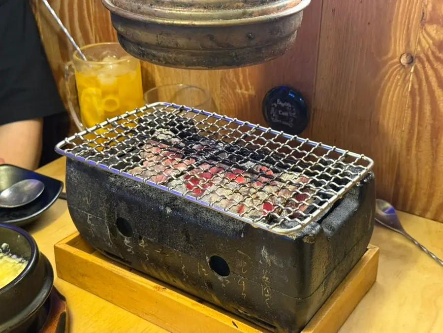 꼬치 5개와 부채살로 구성된 야끼니꾸 접시