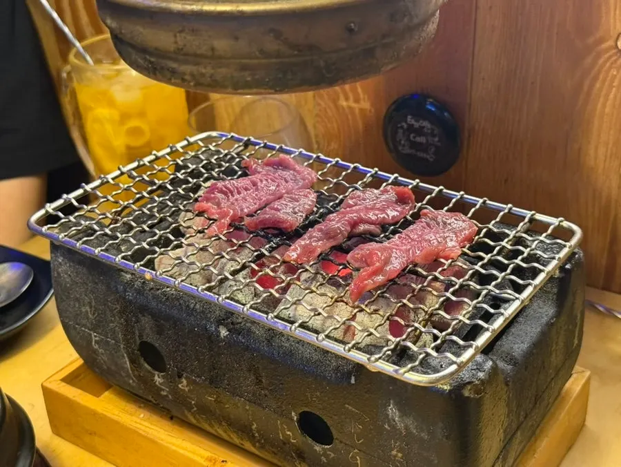 테이블 미니 화로에 올린 부채살 소고기