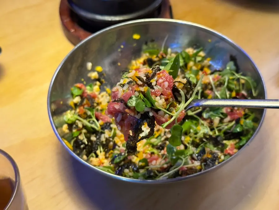 야채와 육회가 넉넉한 육회비빔밥 9,900원