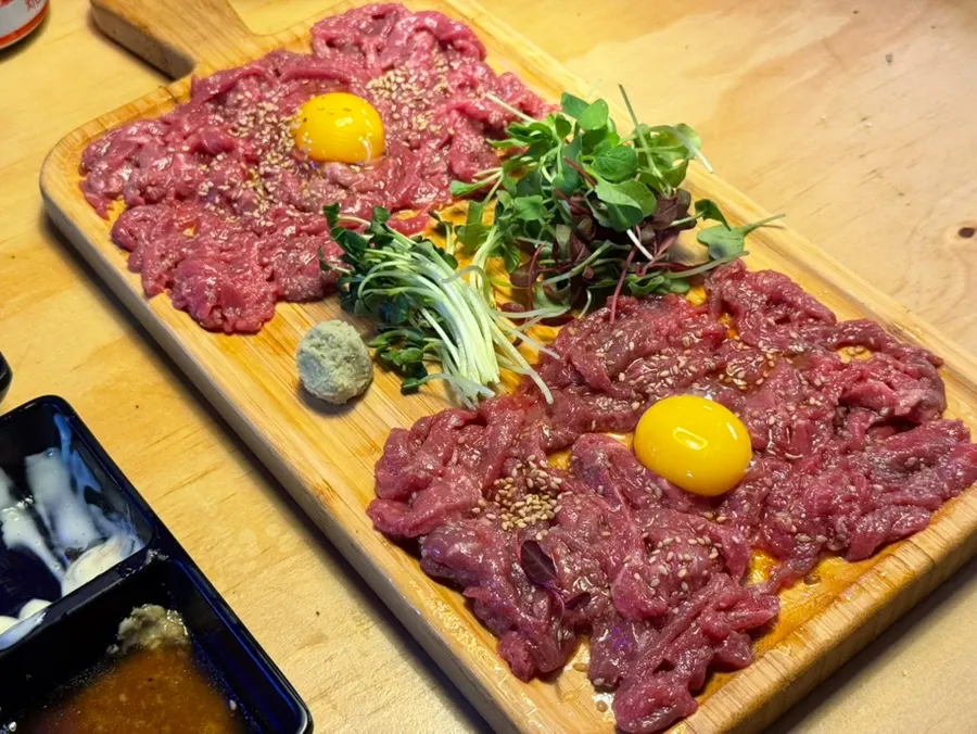 비벼낸 육회비빔밥 한 그릇