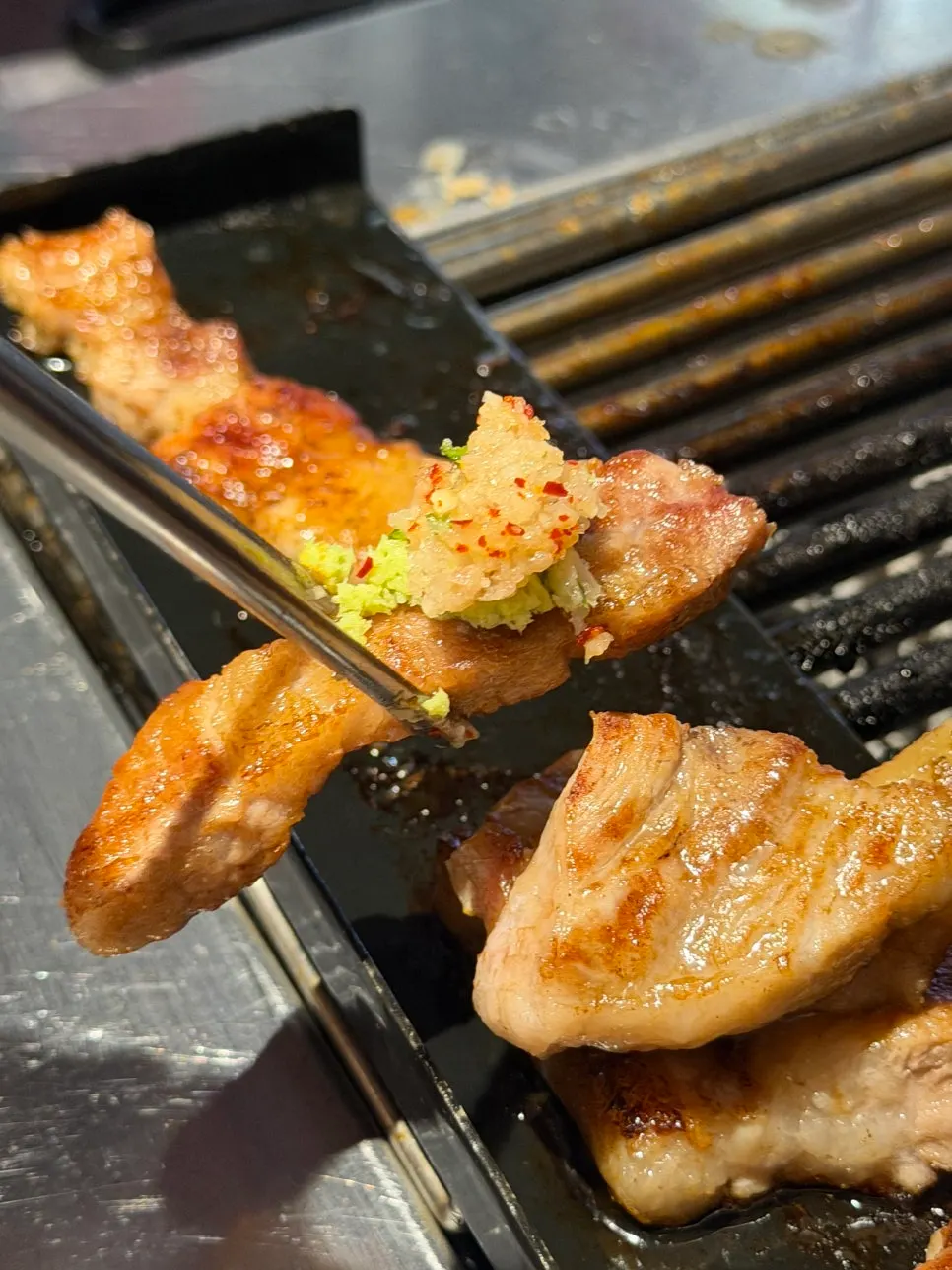 Meat topped with wasabi and seasoned minced garlic