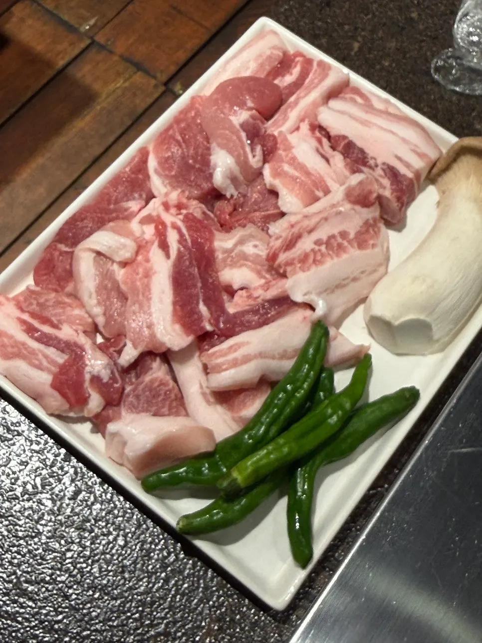 버섯과 꽈리고추가 함께 담긴 돼지모듬
