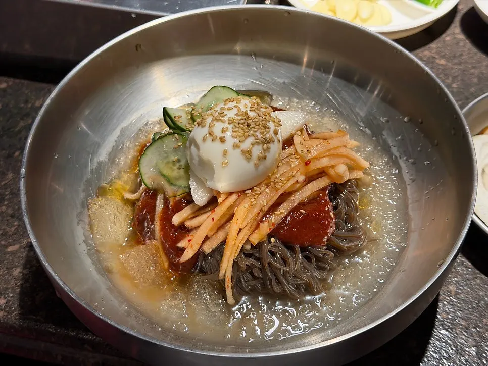 고깃상과 함께 차려진 테이블