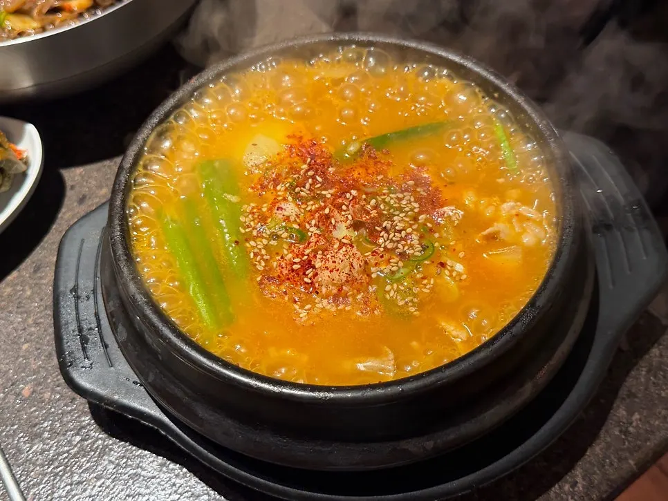 양념장이 비벼진 비빔냉면