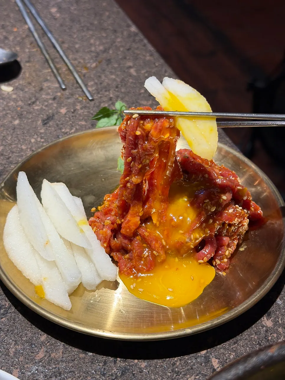 마늘 양념이 듬뿍 올라간 육회