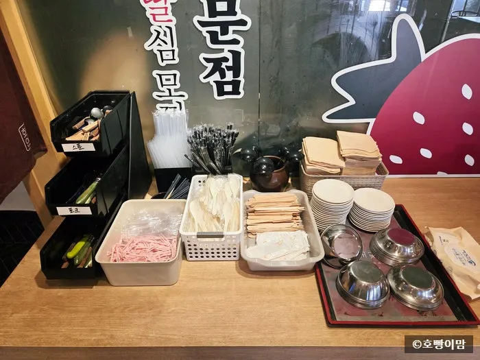 カフェのセルフバーに置かれたスプーンとカップ