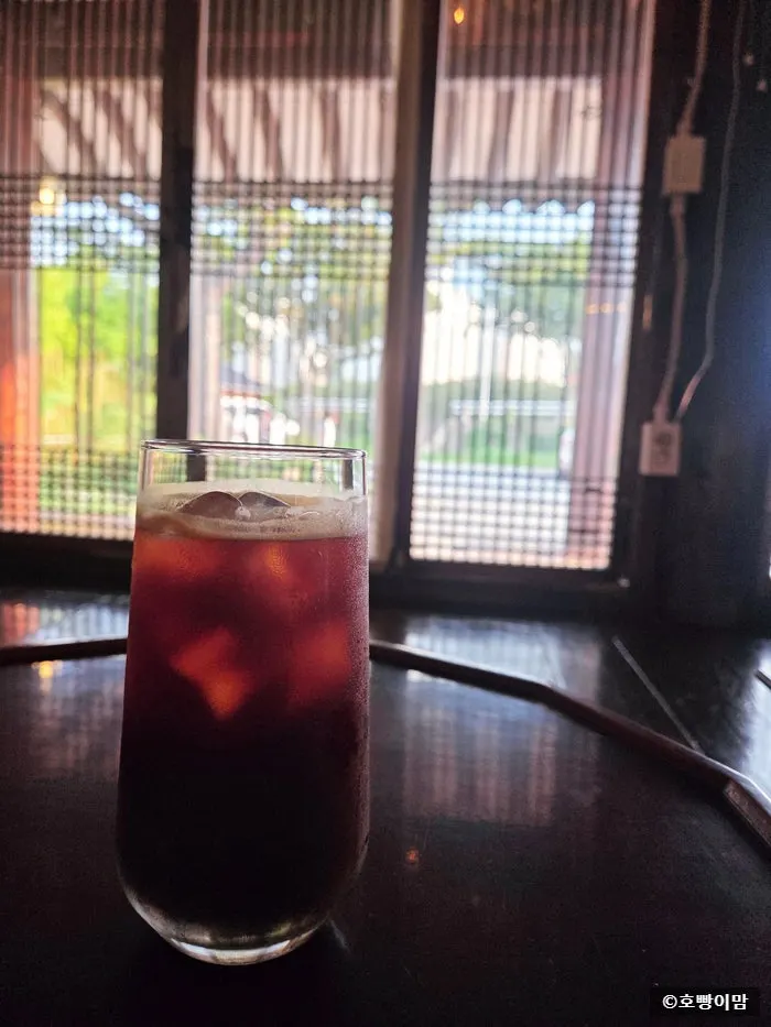 お膳に集めたチャプサルトックと飲み物、氷