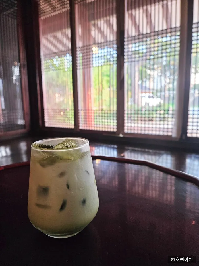 濃厚なアイス抹茶ラテ一杯