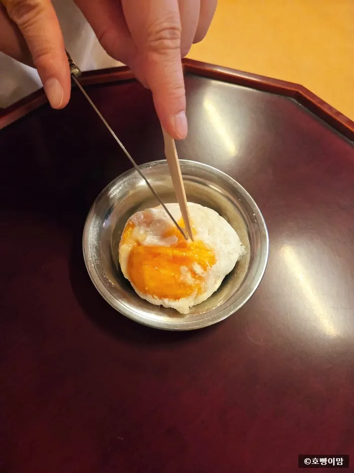 薄い餅の皮のフルーツチャプサルトックの中身
