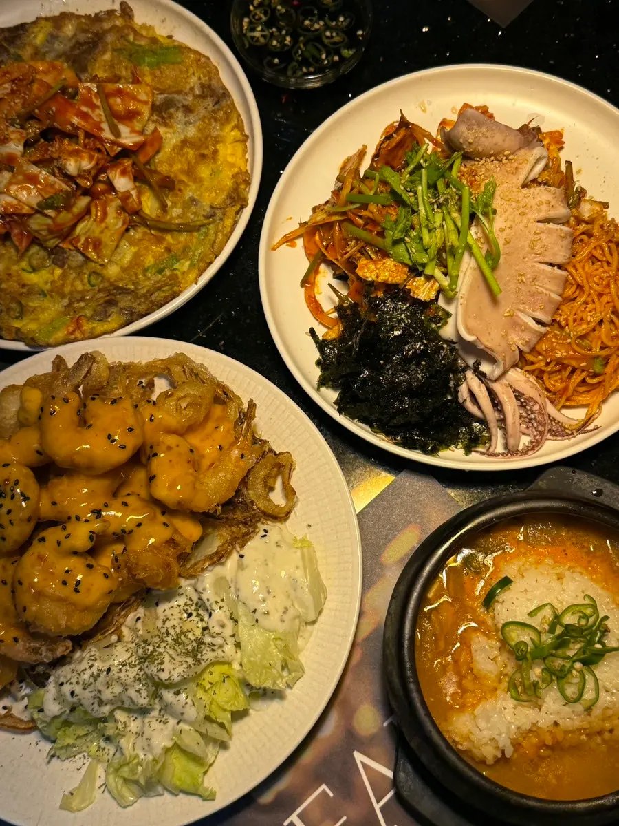 단체 테이블을 가득 채운 안주 4종 한상