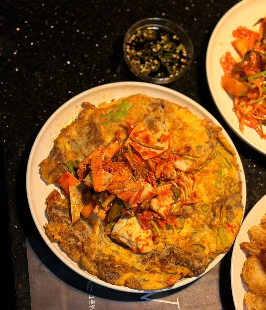 야채무침을 듬뿍 얹은 소고기 육전
