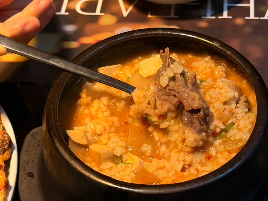 차돌박이와 버섯, 두부가 보이는 된장술밥