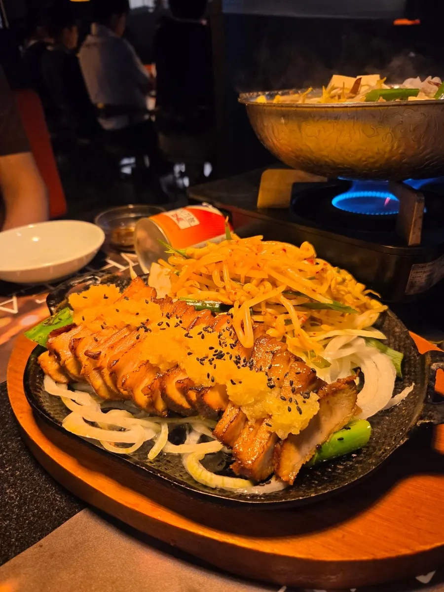 Aronsatae suyuk jeongol with thin noodles and mushrooms